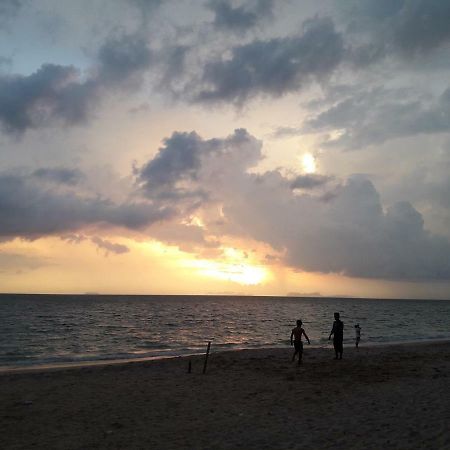 Bluesky Beach Bungalows เกาะลันตา ภายนอก รูปภาพ