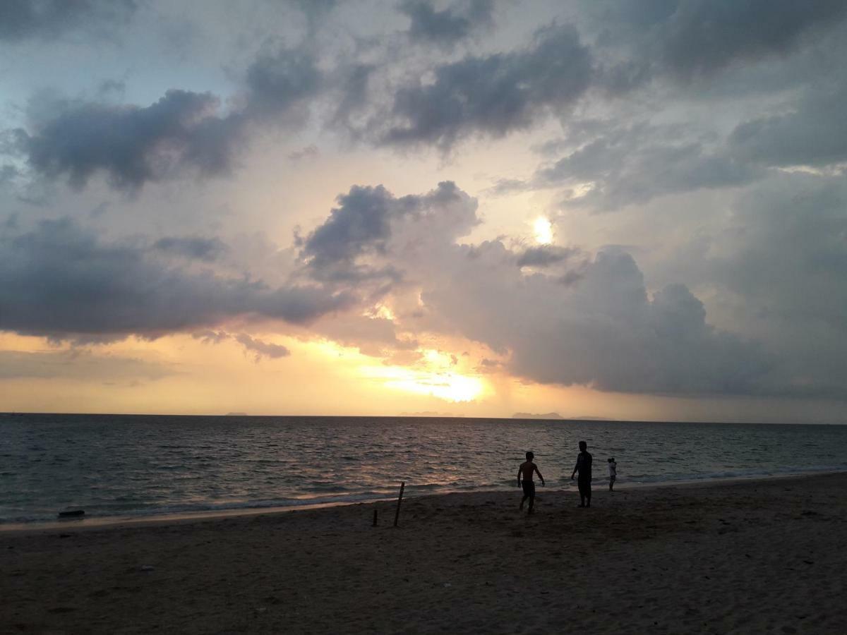 Bluesky Beach Bungalows เกาะลันตา ภายนอก รูปภาพ