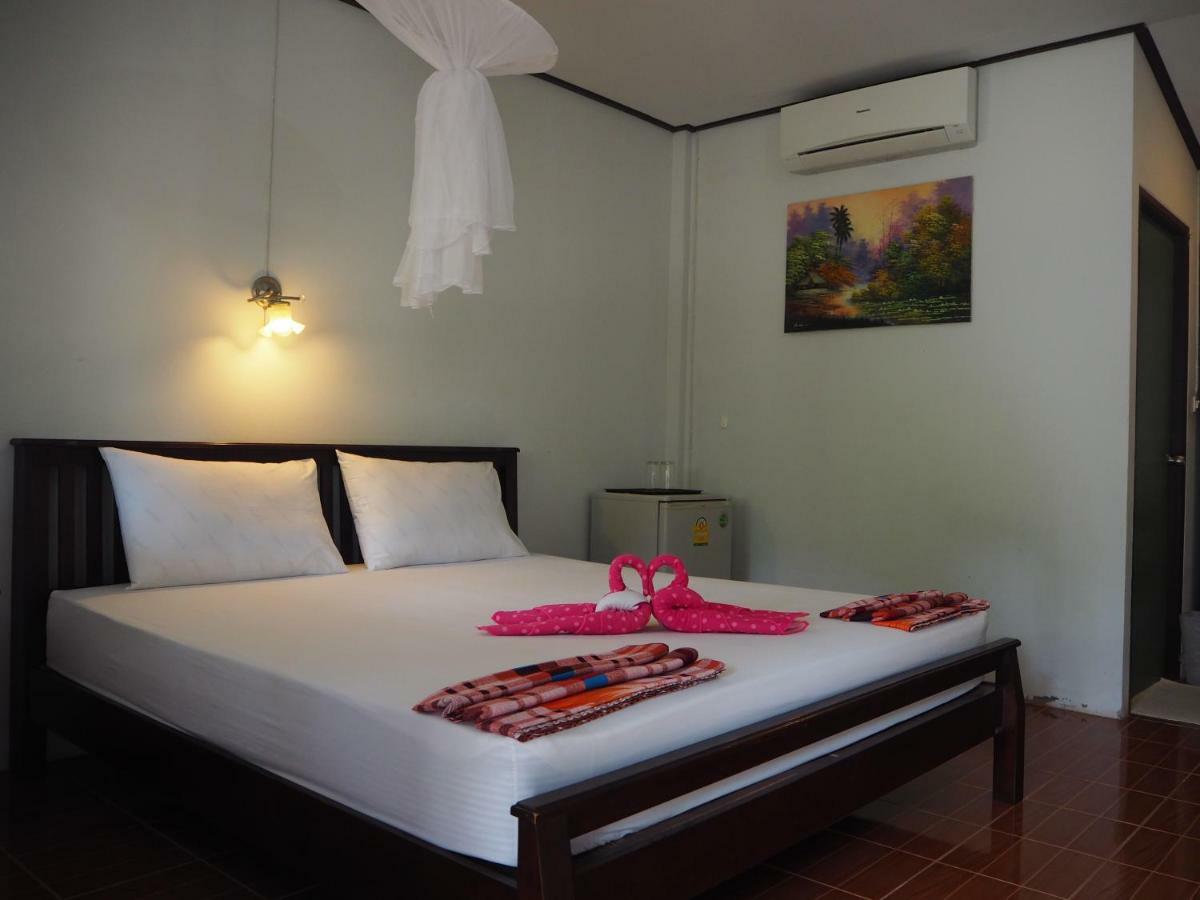 Bluesky Beach Bungalows เกาะลันตา ภายนอก รูปภาพ