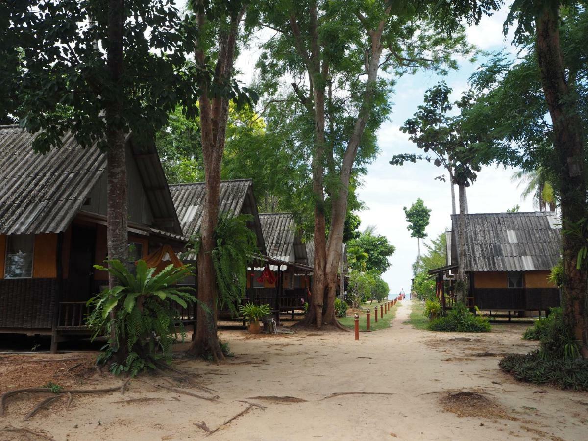 Bluesky Beach Bungalows เกาะลันตา ภายนอก รูปภาพ
