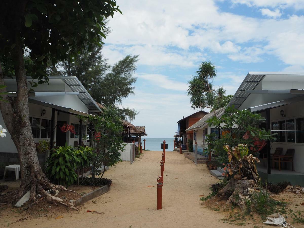 Bluesky Beach Bungalows เกาะลันตา ภายนอก รูปภาพ