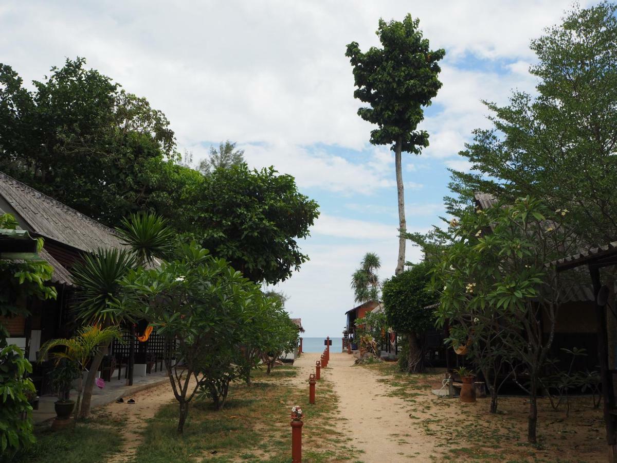 Bluesky Beach Bungalows เกาะลันตา ภายนอก รูปภาพ