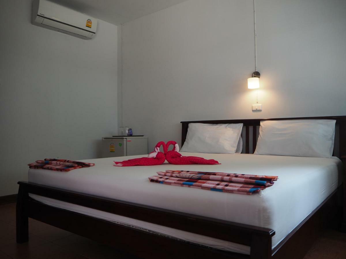 Bluesky Beach Bungalows เกาะลันตา ภายนอก รูปภาพ